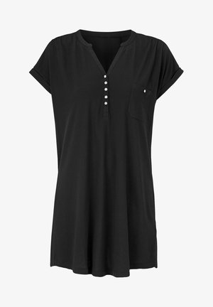 Tunique noire à manches courtes en tissu doux, avec un col Henley, une patte de boutonnage à cinq boutons et une poche poitrine avec un accent bouton.