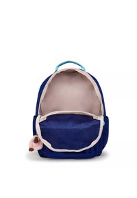 Zaino blu navy con una texture morbida, chiusure a cerniera, un interno rosa chiaro e un accessorio portachiavi che somiglia a un piccolo animale.
