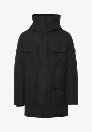 Mustan parkan takin, jossa on korkea kaulus, vetoketjusulku, neljä etutaskua ja logopläjäys hiassa. Liukas, vettä hylkivä kangas.