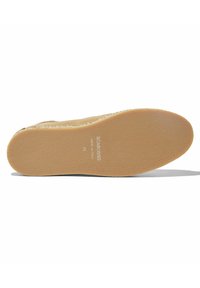Suela de color bronce con superficie texturizada, nombre de marca embosado "SCAROSSO," talla "42," y acabado de bordes lisos. Diseñada para durabilidad y comodidad.