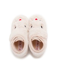 Pantofole morbide di colore rosa chiaro con punta arrotondata, decorate con un design a faccia d'orso con occhi neri e un naso rosso, e una texture in tessuto soffice.
