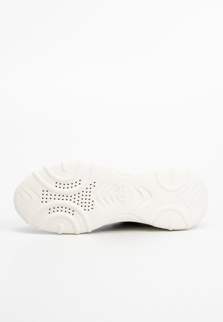 Semelle de sneaker blanche en caoutchouc texturé, présentant un motif de bande de roulement et des trous d'aération pour la respirabilité. Bords arrondis et base plate.