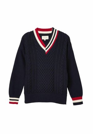 Marineblauer Strickpullover mit V-Ausschnitt, der strukturierte Zopfmuster, lange Ärmel und gestreifte rot-weiße Akzente am Ausschnitt und den Bündchen aufweist.