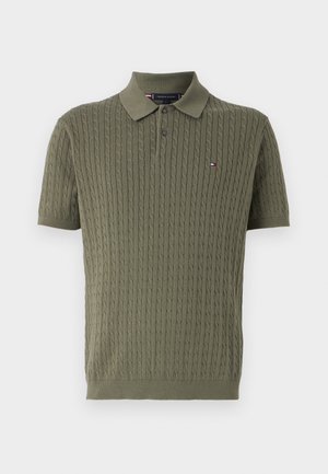 Lyhythihainen poolopaita oliivinvihreänä, jossa on köysineulekuvio, ribbatut kaulus ja pieni brändilogo vasemmassa rinnassa.