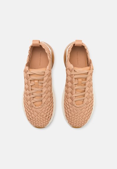 Beige gewebte Sneaker mit Schnürverschluss, strukturiertem Obermaterial und weißem Zwischensohlenteil. Verfügt über eine Zuglasche an der Ferse für ein einfaches Anziehen.