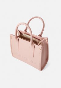 Rozā ādas rokassoma ar divām rokturēm, strukturētu dizainu, reljefā "Valentino" logotipu un iekšējo kabatu ar rāvējslēdzēju. Zelta furnitūras akcenti.