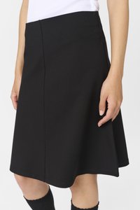 Jupe évasée noire en tissu lisse. Elle présente une taille ajustée et un ourlet évasé, avec des coutures nettes et sans attaches visibles.