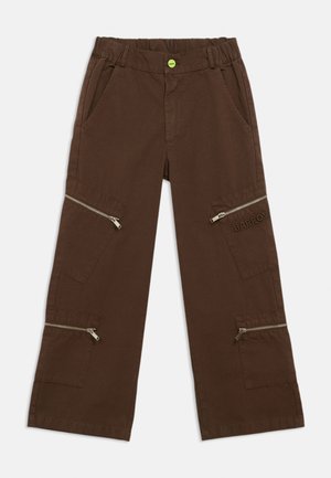 Brązowe dżinsowe spodnie wykonane z bawełny, z elastycznym pasem, bocznymi kieszeniami i kieszeniami na zamek z srebrnym wykończeniem. Wytłoczone logo "Barron".