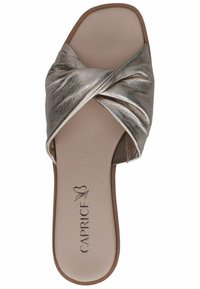 Metalické zlaté nazouvací sandal s designem zkrouceného pásku, hladkým povrchem, otevřenou špičkou a plochou podrážkou se značkovou stélkou.
