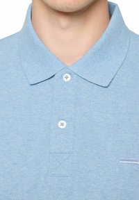 Helles blaues Polohemd aus strukturiertem Stoff, mit klassischem Kragen, dreireihiger Knopfleiste und einem kleinen dekorativen Streifen auf der Brust.