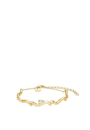 Pulsera de cadena de oro con eslabones ondulados y un único diamante en forma de lágrima sobre fondo blanco.