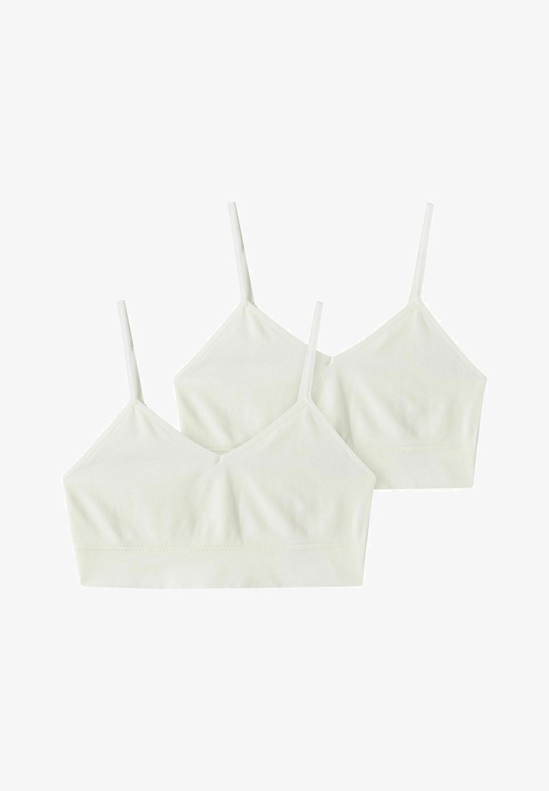 Deux soutiens-gorge blancs sans couture et doux avec des bretelles fines et réglables disposés en chevauchement sur un fond blanc.