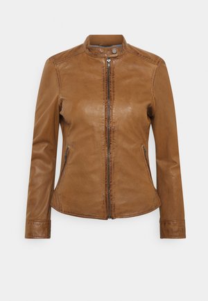 Veste en cuir marron avec un col arrondi, fermeture éclair à l'avant et poches latérales. Présente un design ajusté et une texture lisse.
