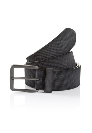 Ceinture noire texturée en matériau synthétique, dotée d'une boucle en métal noir mat et d'accents lisses. Enveloppée dans un design enroulé.