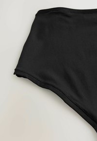 Zwarte high-waisted zwemonderbroek gemaakt van rekbaar materiaal, met een gladde textuur en platte naden. Geen zichtbare patronen of versieringen.