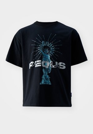 Schwarzes T-Shirt mit einer blauen Freiheitsstatue-Grafik und abgenutztem weißen Text mit der Aufschrift "PEQUS" auf der Vorderseite.