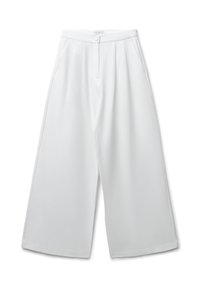 Pantalons évasés en tissu blanc, dotés d'une taille haute, de poches latérales, d'une fermeture à bouton et de plis pour plus de volume et de confort.