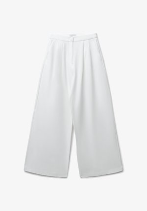 Pantaloni a gamba larga in tessuto bianco, con vita alta, tasche laterali, chiusura con bottone e pieghe per maggiore volume e comfort.