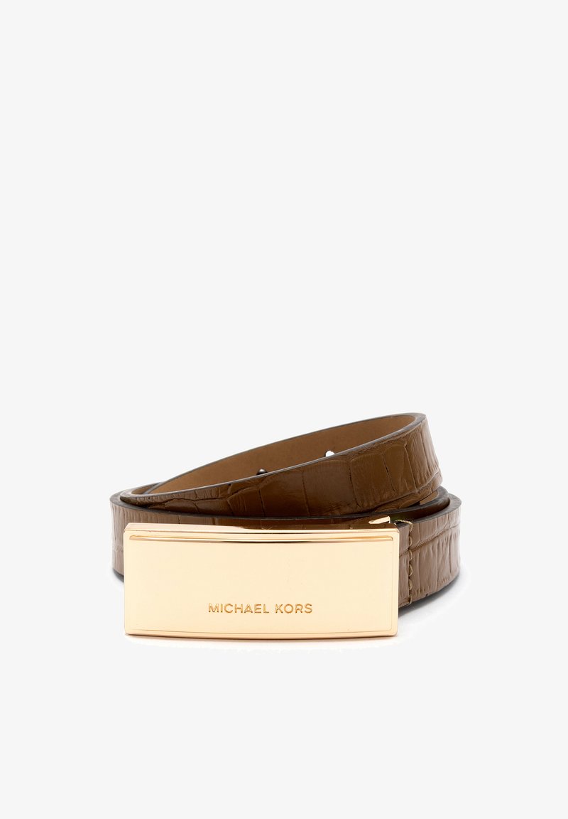 Cintura in pelle marrone con texture coccodrillo e fibbia rettangolare dorata incisa con "Michael Kors" su sfondo bianco.