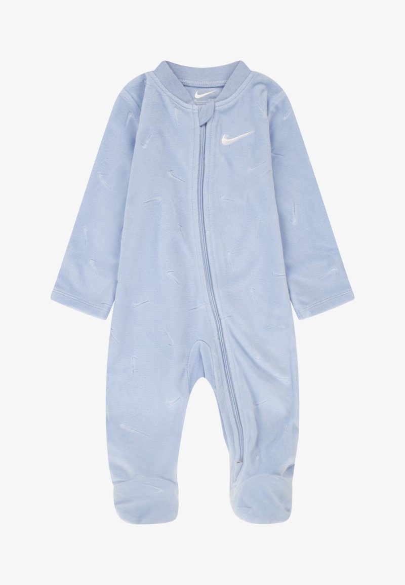 Svetlo modra zip-up kombinacija iz mehke tkanine z dolgimi rokavi, ki ima majhne bele Nike logotipe po celotni površini. Zasnova z nogavicami za dodatno toploto.