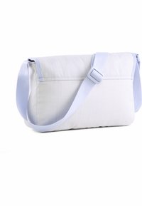 Svetlo modrá crossbody taška z mäkkej, textúrovanej látky. Má široký nastaviteľný popruh a bezpečné uzatváranie na klapku.