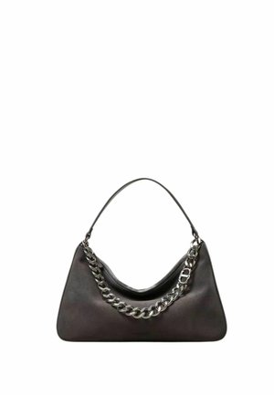 Borsa a spalla in pelle nera con una forma curvada, dotata di una tracolla in catena argentata spessa e una finitura testurizzata.
