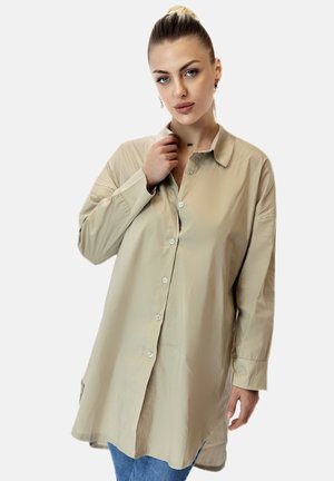 Beige Hemd mit Knopfverschluss, Kragen, langen Ärmeln und lockerer Passform. Der Stoff wirkt glatt mit einem leichten Glanz und subtilen Glanzakzenten.