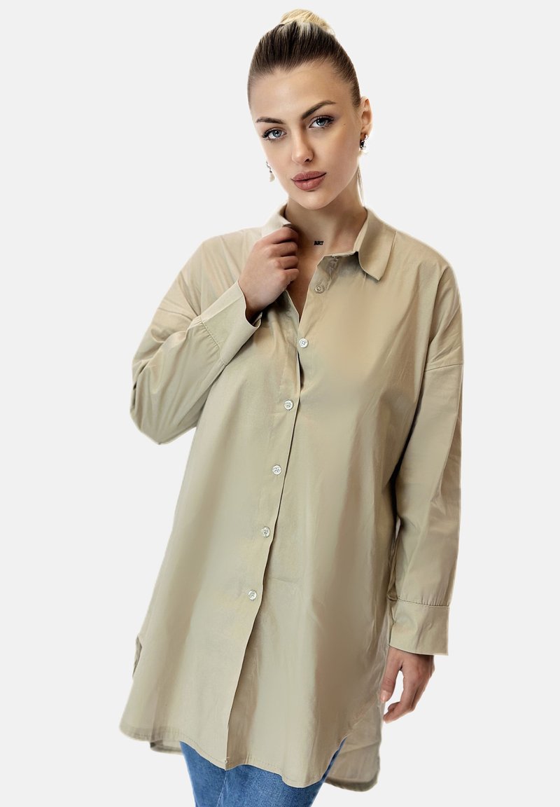 Beige knapp-up skjorta med krage, långa ärmar och en loose fit. Tyget verkar slätt med en lätt lyster och subtila lyster accenter.