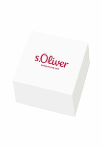 Caja rectangular blanca con tapa, que presenta el texto rojo "s.Oliver FASHION FOR LIFE" en la parte superior. Textura lisa, sin patrones adicionales.