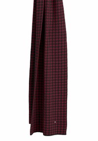 Sjaal met rood-zwart houndstooth-patroon, gemaakt van zachte stof, met een gestructureerde afwerking en een klein zilveren accent nabij de zoom.