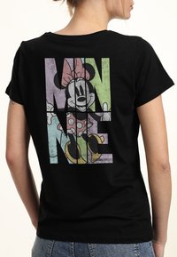 Černé bavlněné tričko s barevným grafickým motivem Minnie Mouse, na kterém je text "MINNIE" částečně překrývající design.