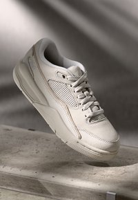 Jordan - JORDAN FLIGHT COURT - Treniņu apavi - legend light brown/sail Miniatūras attēls 1