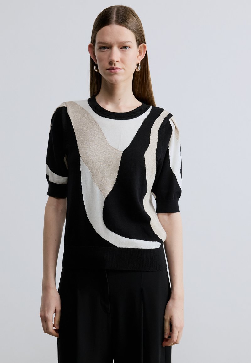 Čierny pletený sveter s krátkymi rukávmi, s abstraktnými tvarmi v béžovej a bielej farbe. Hladká textúra, okrúhly výstrih a priliehavý pás.