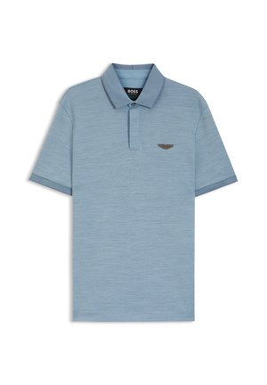 Svetlo modra polo majica s kratkimi rokavi, z ovratnikom in robovi rokavov s črtami, na levi strani prsnega koša majhen rjav logotip s krili.