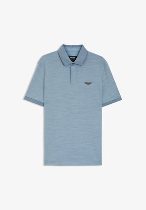 Svetlo modra polo majica s kratkimi rokavi, z ovratnikom in robovi rokavov s črtami, na levi strani prsnega koša majhen rjav logotip s krili.