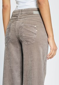 Gang WIDE FIT WIDE - Stoffhose - light taupe