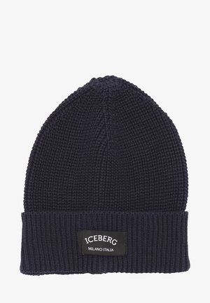 Berretto lavorato a maglia blu navy con un motivo testurizzato e un risvolto. Presenta un'etichetta nera sul fronte con la scritta "ICEBERG MILANO ITALIA."
