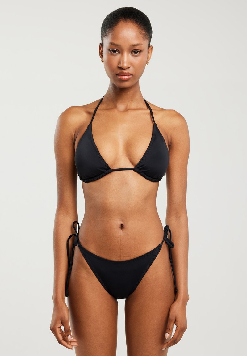 Juodas bikinis su trikampiu liemenu ir reguliuojamais juosmens šonais. Lygus paviršius, minimalistinis dizainas, tinkamas maudynėms.