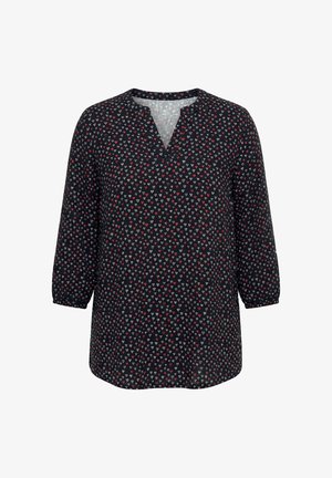 Sort bluse med lange ærmer med røde og hvide hjerte mønstre, V-udskæring og løs pasform på hvid baggrund.