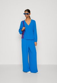 Vero Moda Petite VMALVA WIDE - Kalhoty - skydiver