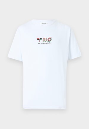 Balta medvilnė marškinėliai su apvaliu iškirpimu, ant kurių priekyje spausdinamas spalvingas "trio the new originals" logotipas. Trumpomis rankovėmis, tiesaus kirpimo.