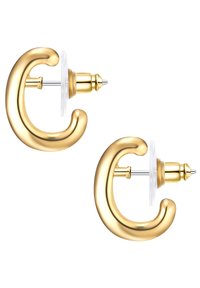 Guldtonade örhängen formade som en stiliserad bokstav "C", med en slät, rund design och en transparent baksida med en metallstoft.
