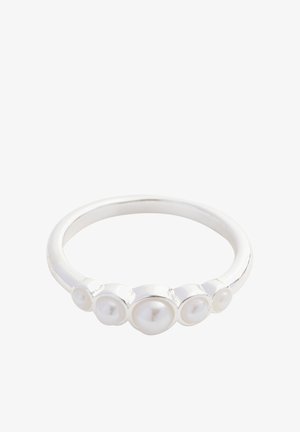 Sudrabota gredzens ar piecām baltām pērļu dažādu izmēru, iestiprinātām gludā joslā, izceļot pulētu apdari un noapaļotu dizainu.