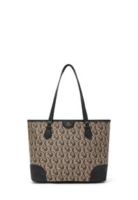 Borsa a tracolla in tela marrone con motivo, dettagli in pelle nera, doppie cinghie per la spalla e una targhetta con logo dorato sulla parte anteriore.