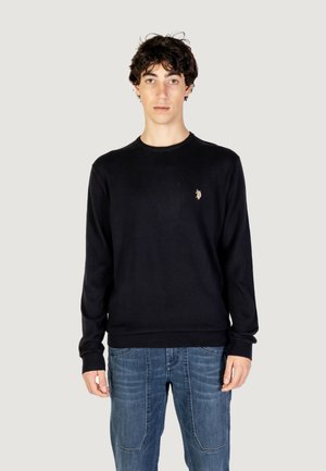 Maglione nero in maglia con scollatura a girocollo, maniche lunghe e polsini e fondo a coste. Presenta un piccolo logo dorato sul lato sinistro del petto.