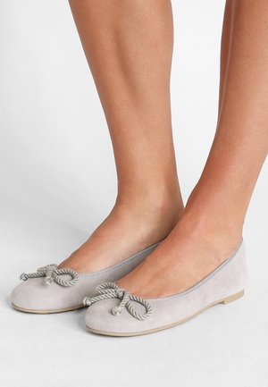 Grijze suède ballerina's met een ronde neus, een decoratieve touwstrik aan de voorkant en een platte rubberen zool.