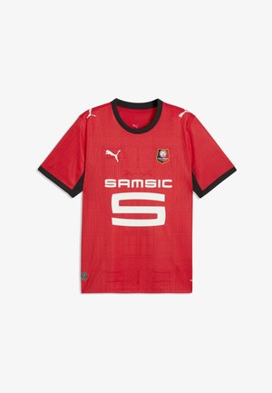 Maillot de football rouge du Stade Rennais avec col et finitions des manches noirs, logos Puma blancs, écusson du club et logo du sponsor Samsic à l'avant.