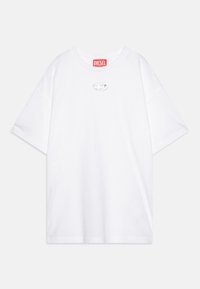 Hvid kortærmet t-shirt med rund hals, prydet med et lille sølvlogo på brystet. Blødt stof med en løs pasform.