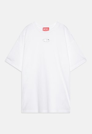 Hvid kortærmet t-shirt med rund hals, prydet med et lille sølvlogo på brystet. Blødt stof med en løs pasform.