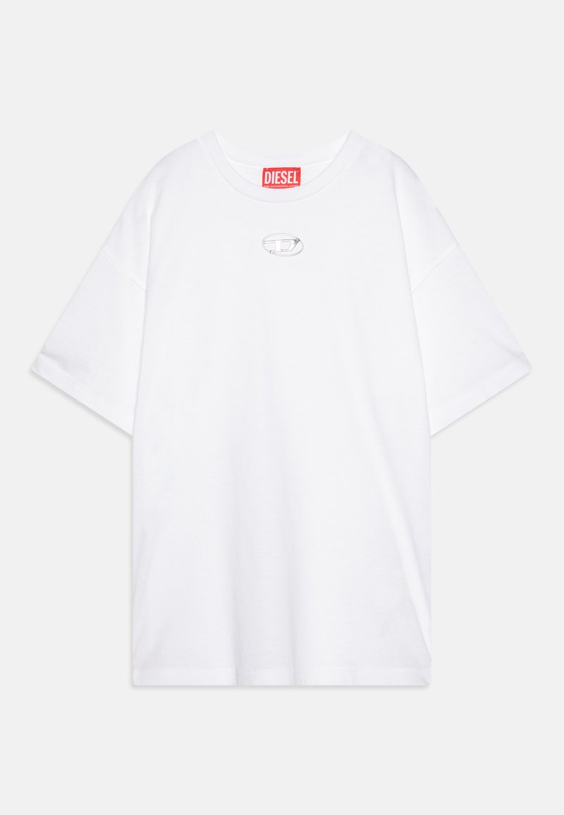 Hvid kortærmet t-shirt med rund hals, prydet med et lille sølvlogo på brystet. Blødt stof med en løs pasform.
